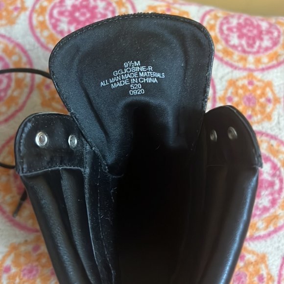 GBG Los Angeles Women's 'GG Josine' Heeled Platform Booties - Picture 4 of 5